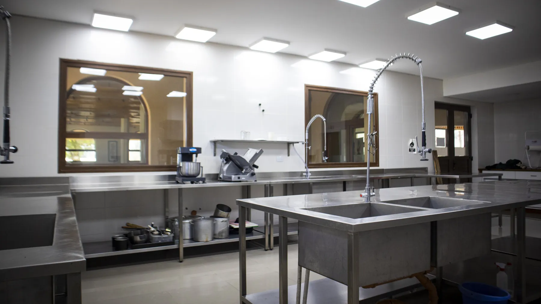 Cocina industrial con mesadas de acero inoxidable