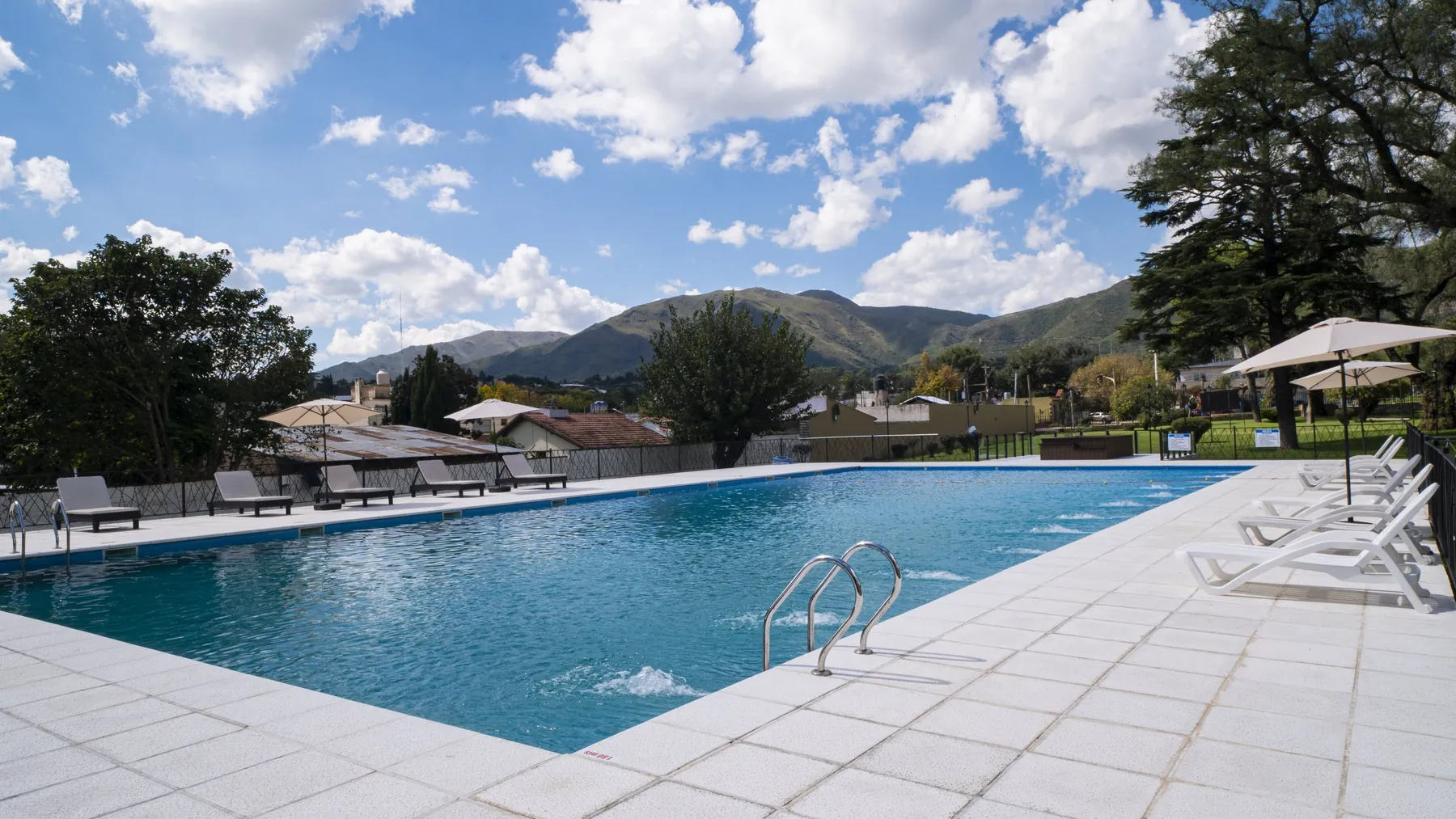 Piscina exterior con las sierras de fondo