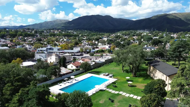 Vista aérea del predio, la piscina y las sierras