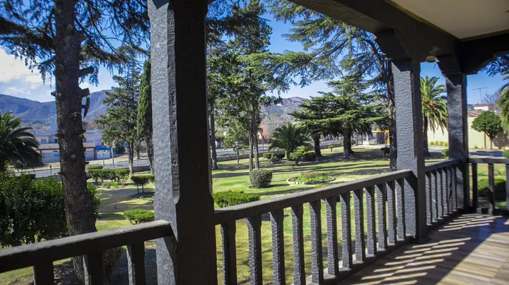 Galería de madera con vista al parque