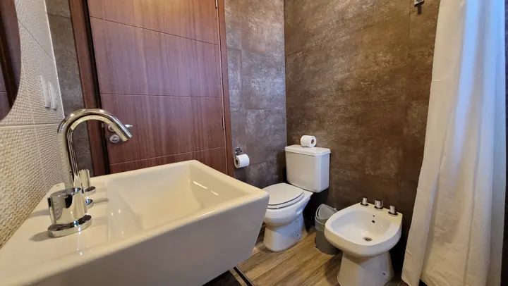 Baño con lavatorio, inodoro, bidé y ducha