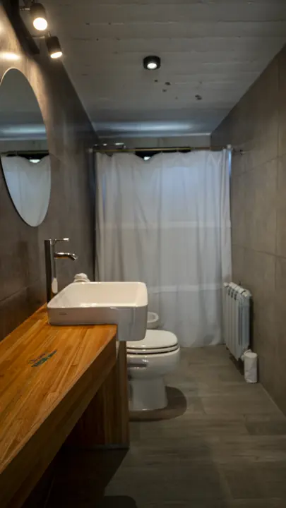 Baño completo con lavatorio, inodoro y ducha