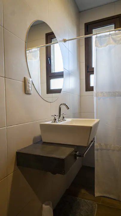 Baño con lavatorio, espejo y ducha