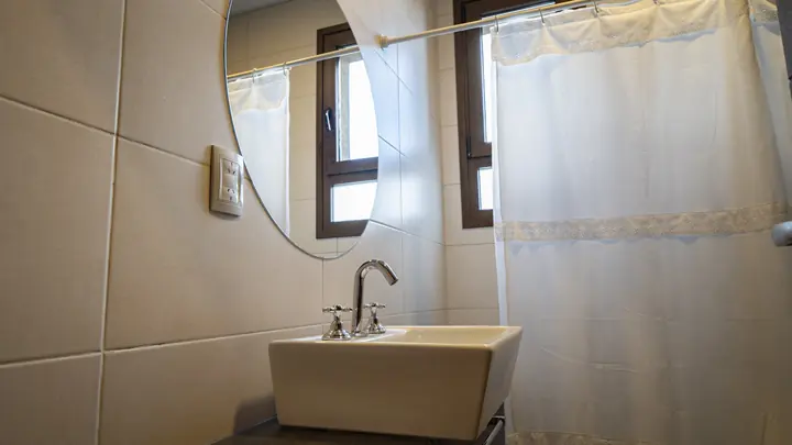Baño con ducha y ventana