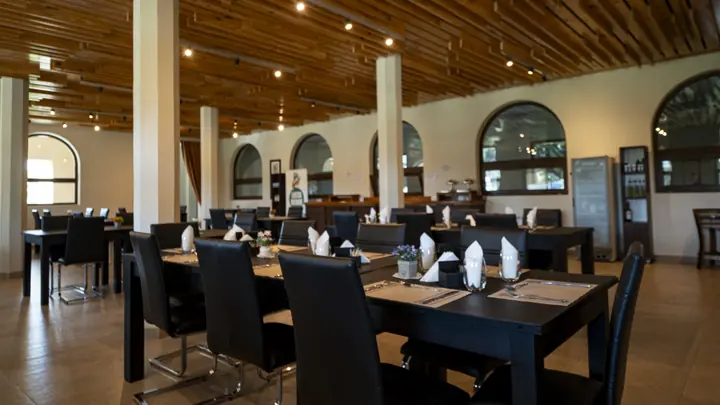 Mesas preparadas en el comedor