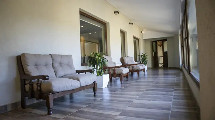 Galería vidriada con sillones