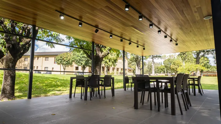 Galería exterior con mesas