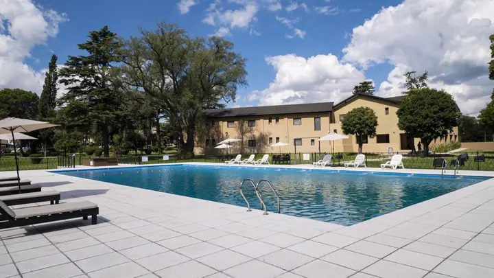 Piscina frente al edificio