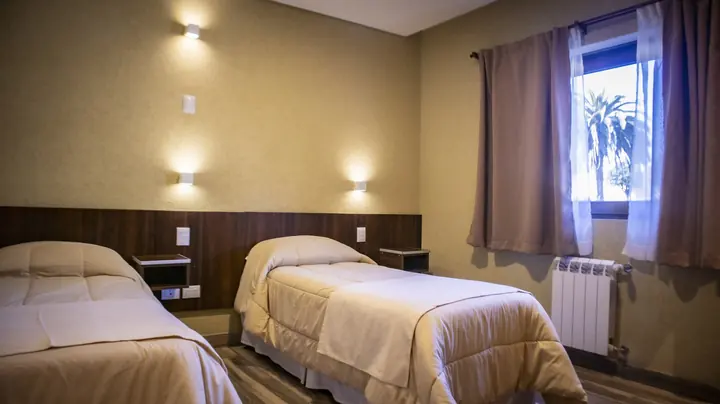 Habitación con camas individuales y ventana